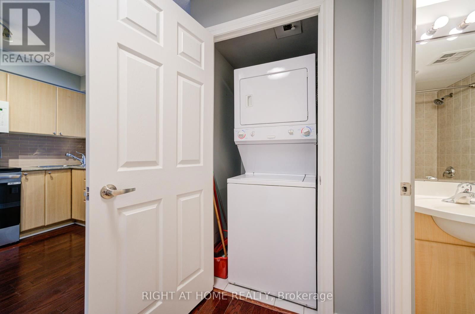 2013 - 763 BAY STREET Image 9