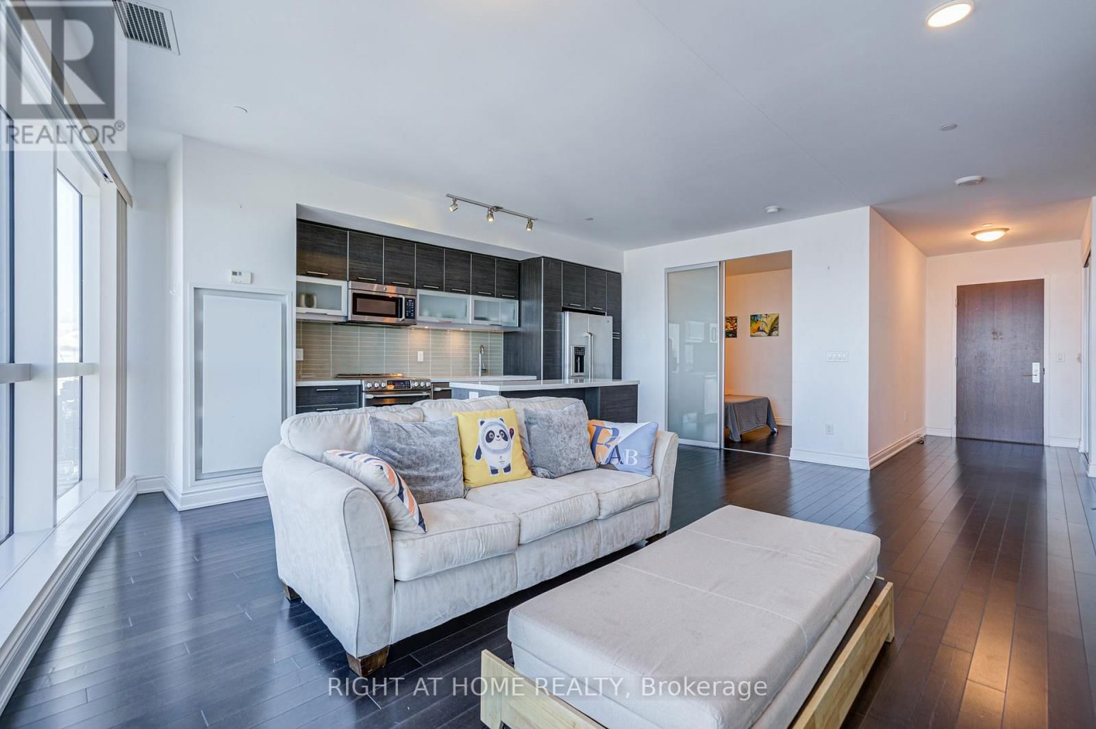 7405 C - 388 YONGE STREET Image 4