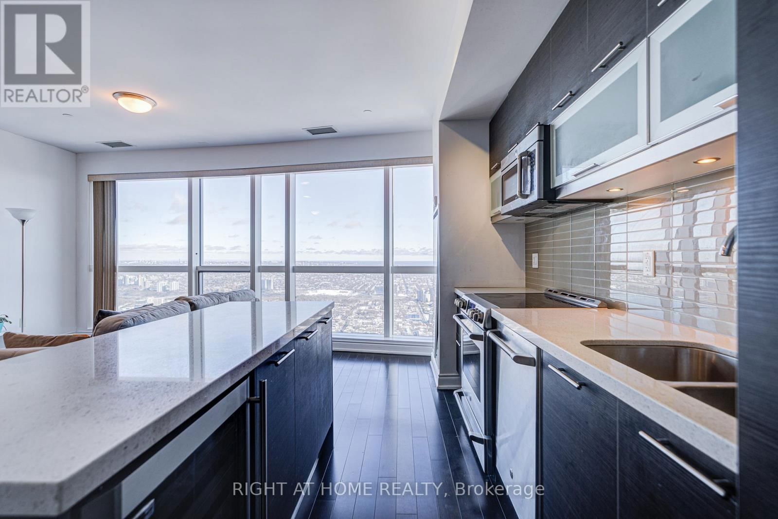 7405 C - 388 YONGE STREET Image 6