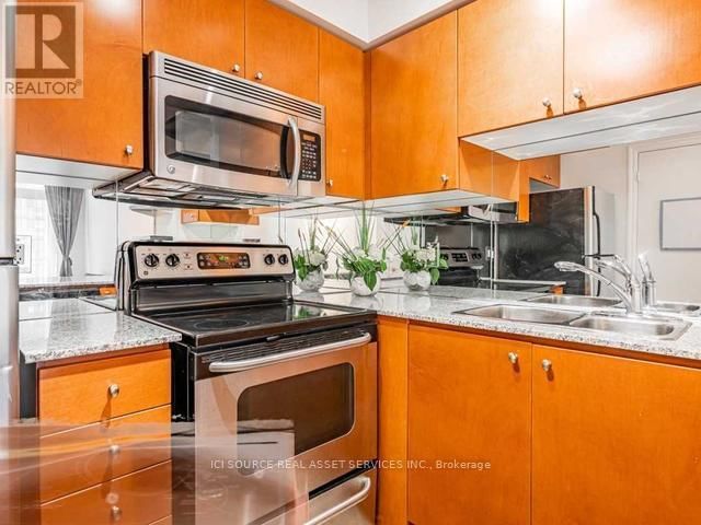 901 - 8 SCOLLARD STREET Image 3