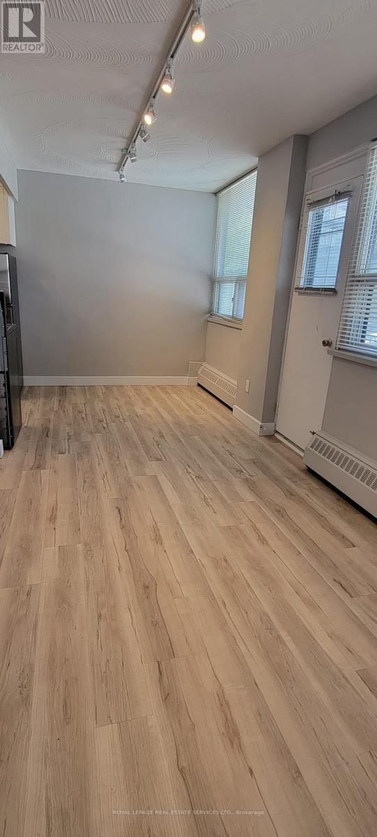 203 - 105 RAGLAN AVENUE Image 5