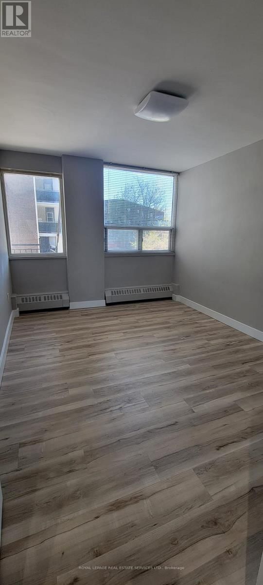 203 - 105 RAGLAN AVENUE Image 9