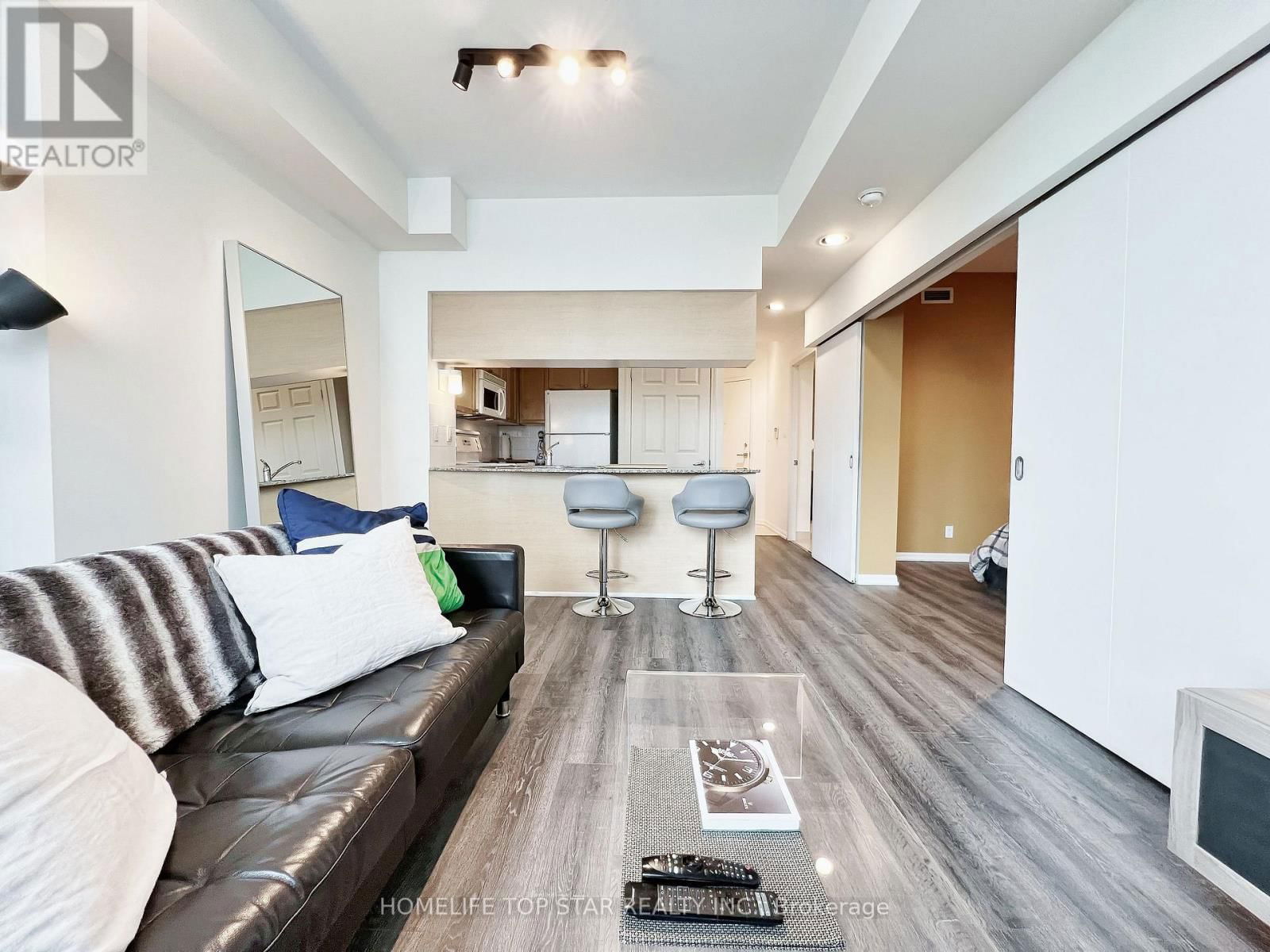 1006 - 228 QUEENS QUAY Image 6