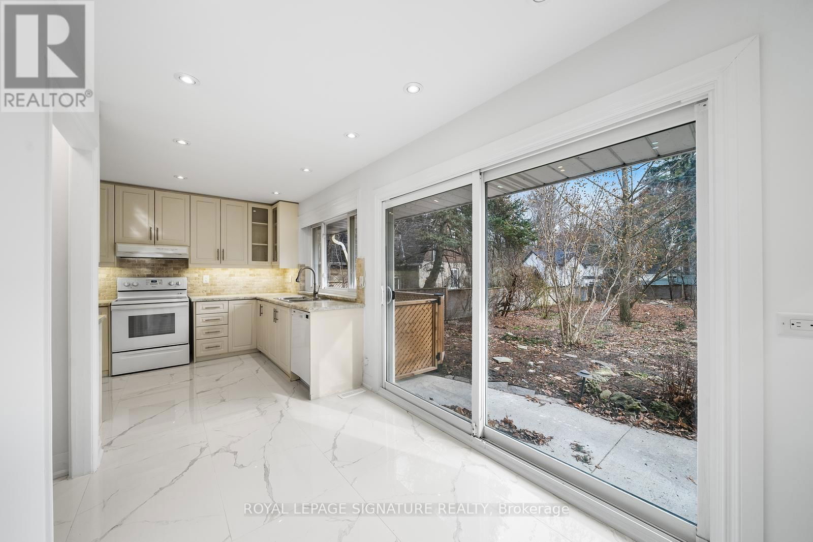 21 DONWOODS DRIVE Image 10