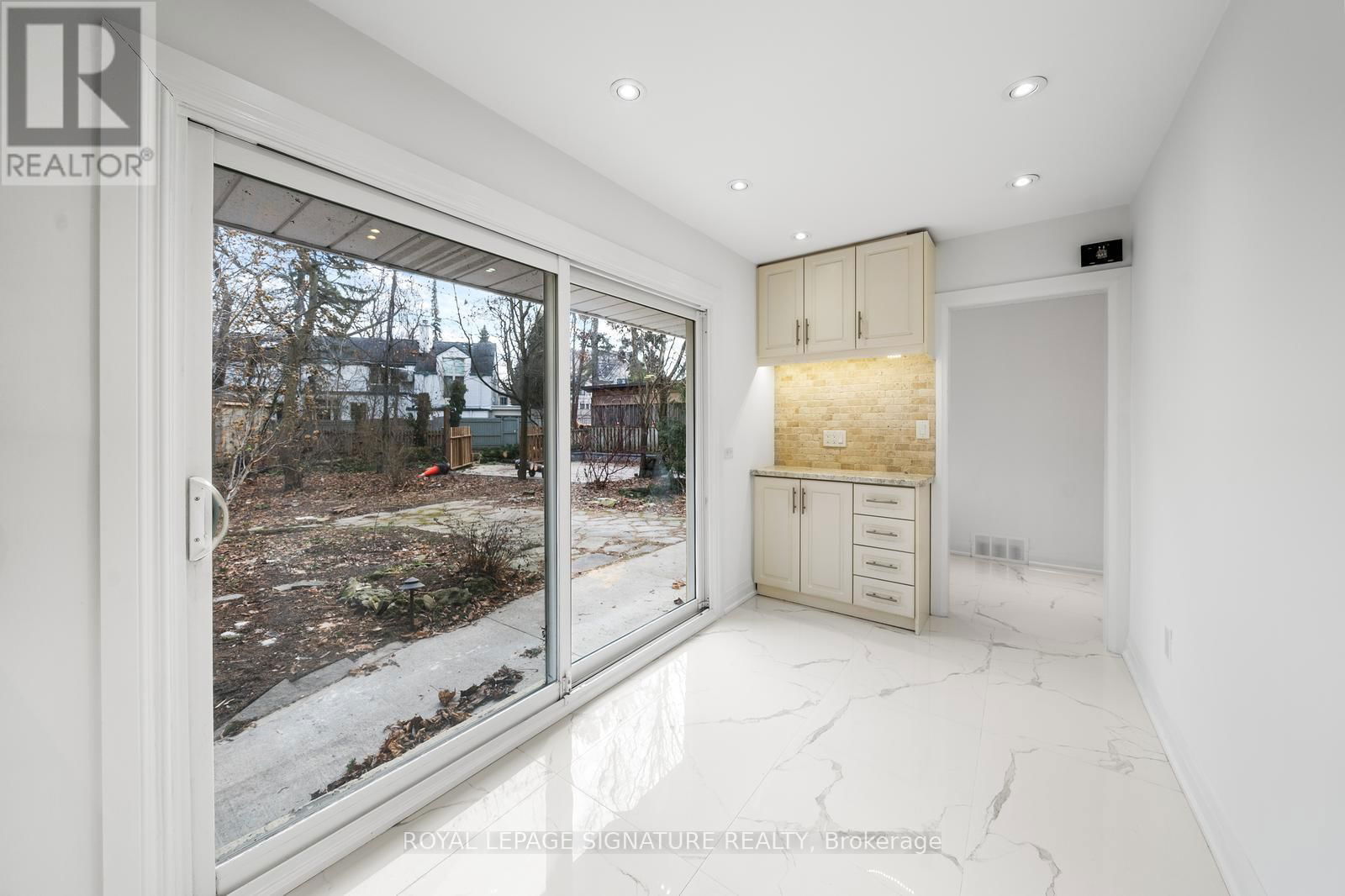21 DONWOODS DRIVE Image 11