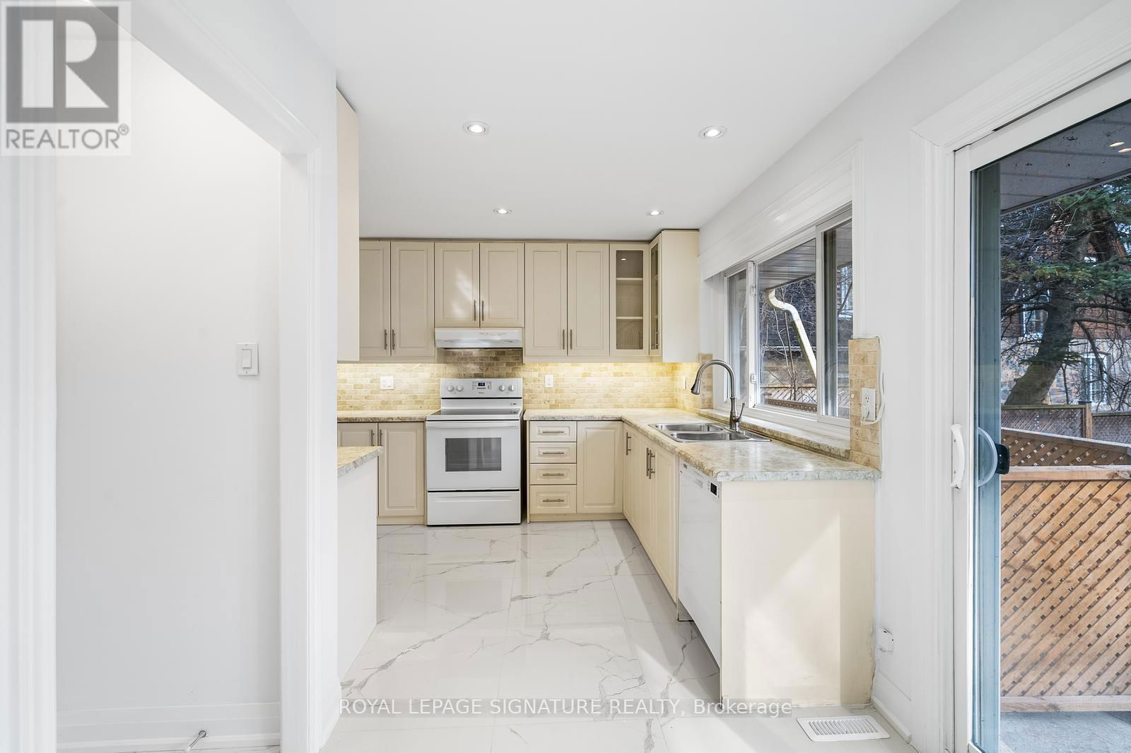 21 DONWOODS DRIVE Image 9