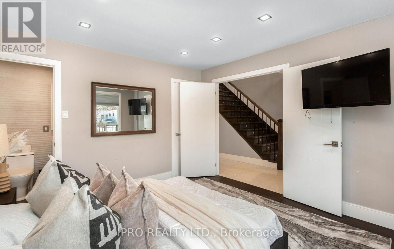 103 ALLINGHAM GARDENS Image 19
