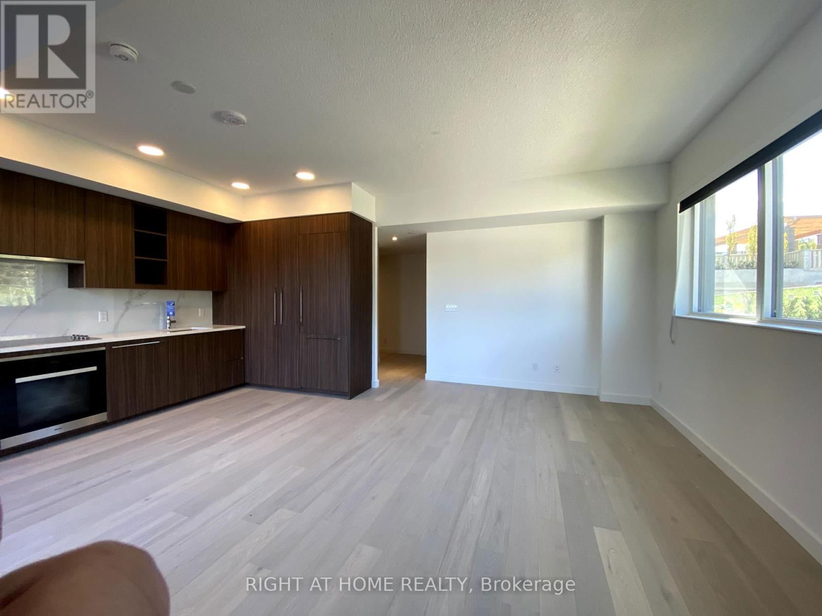106 - 11 MCMAHON DRIVE Image 31