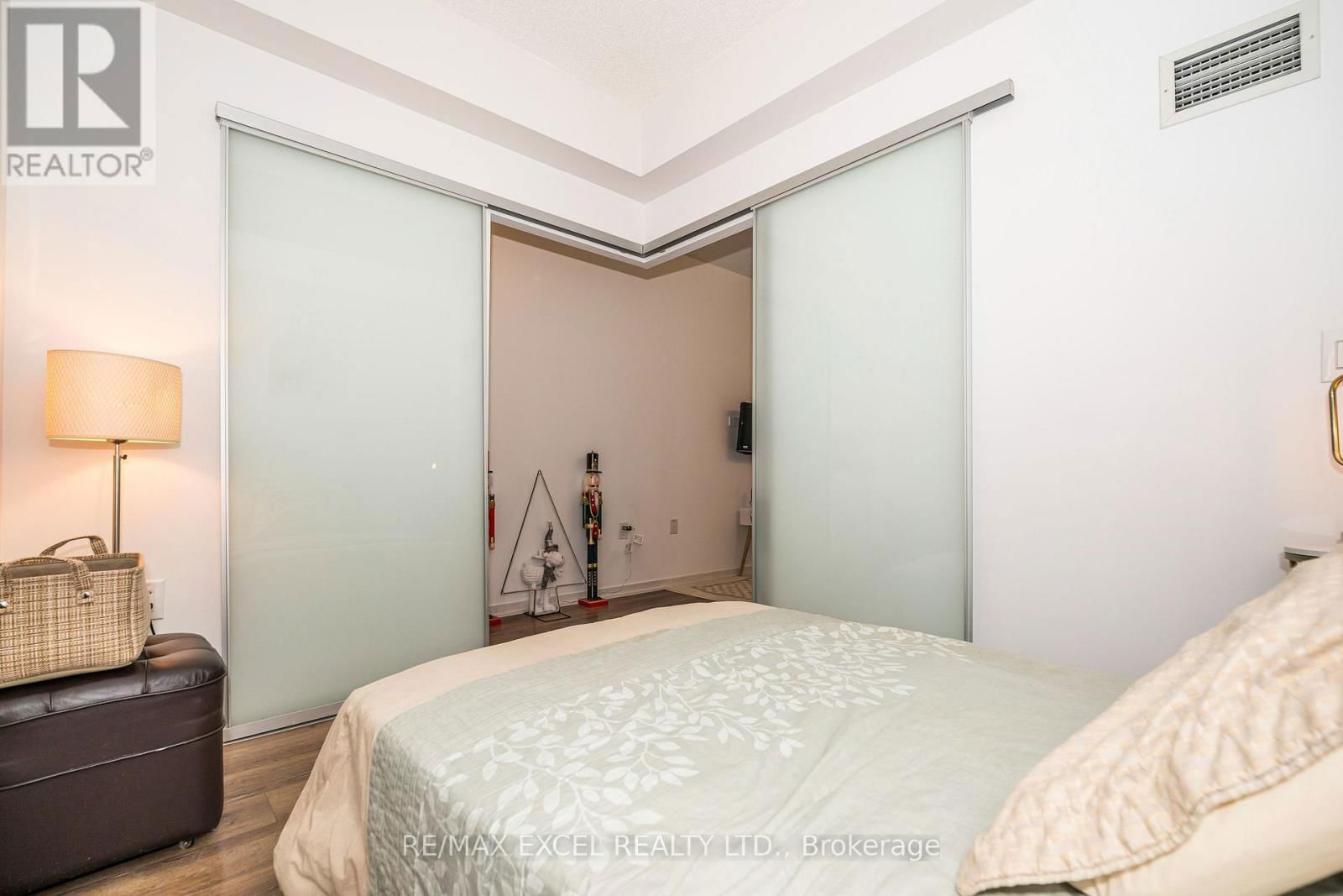 #821W - 36 LISGAR STREET Image 12