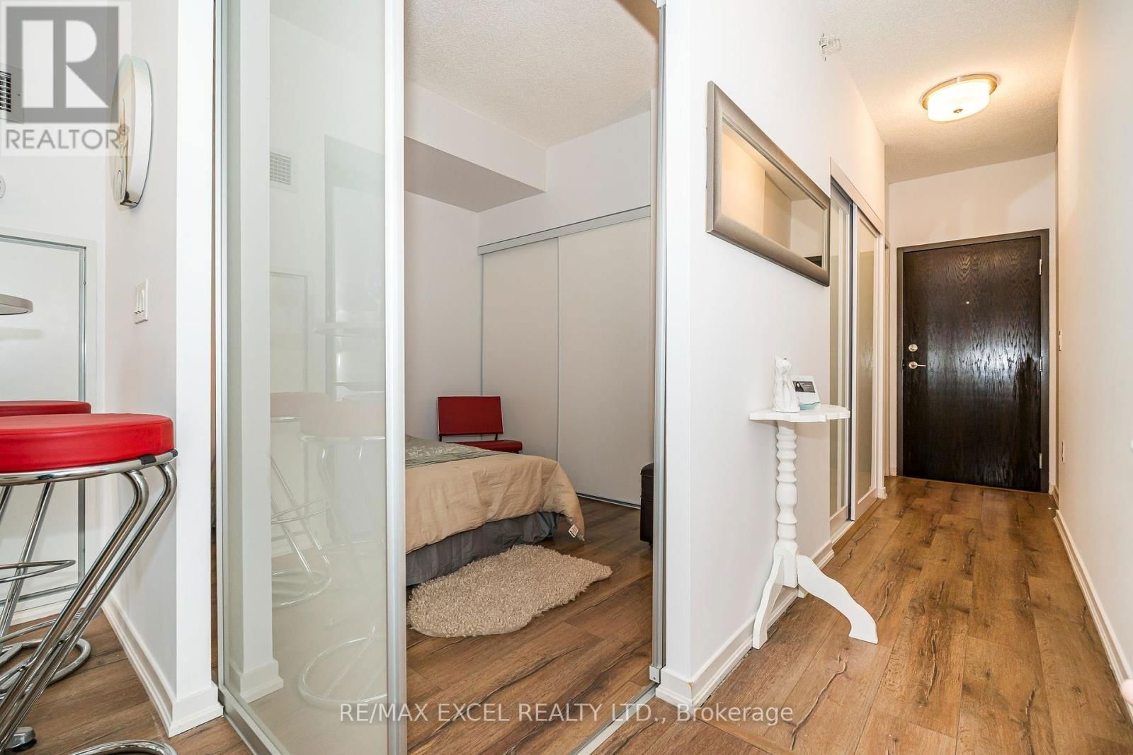 #821W - 36 LISGAR STREET Image 13