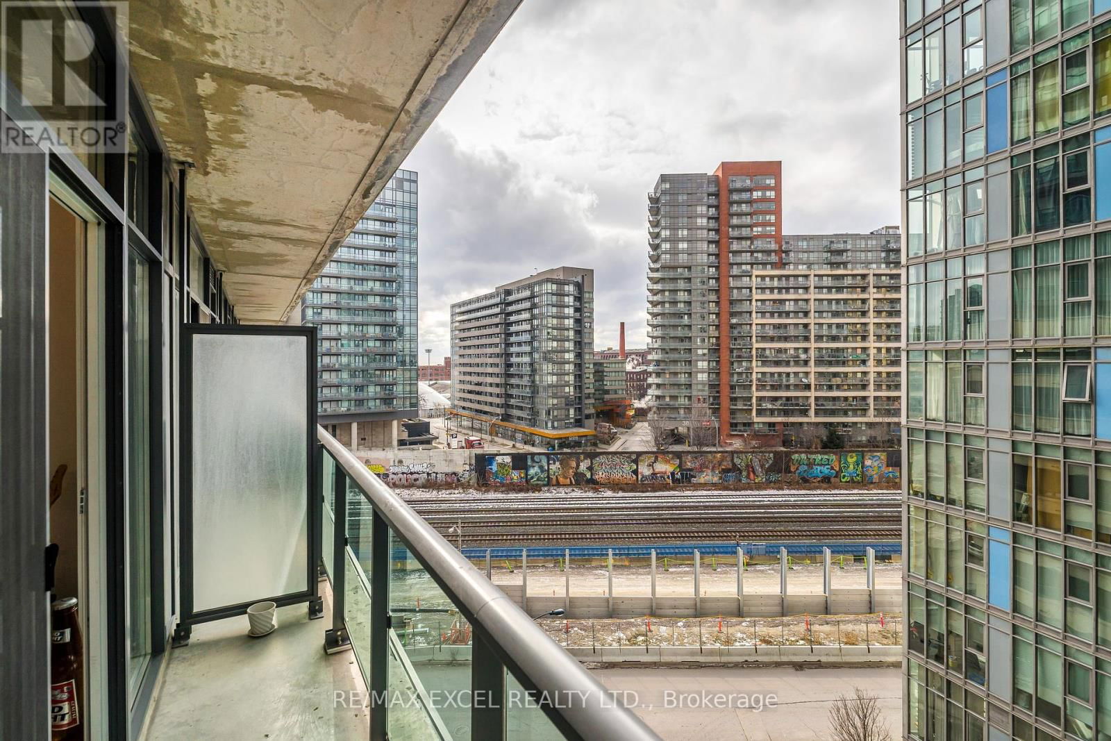 #821W - 36 LISGAR STREET Image 16