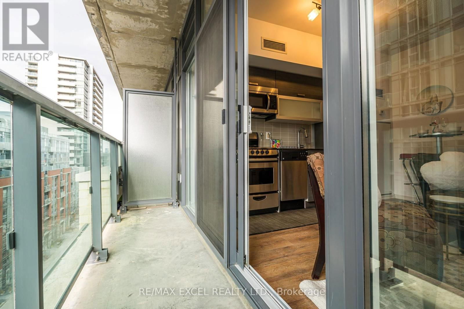 #821W - 36 LISGAR STREET Image 17