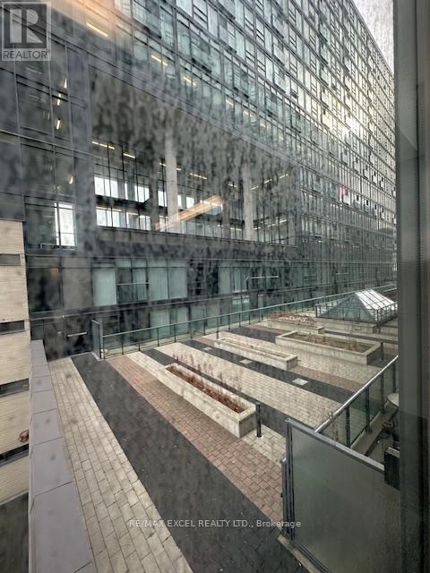 #821W - 36 LISGAR STREET Image 25