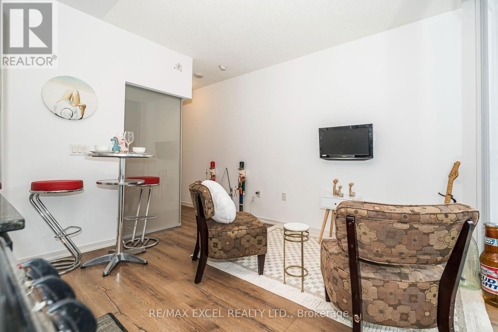 #821W - 36 LISGAR STREET Image 7
