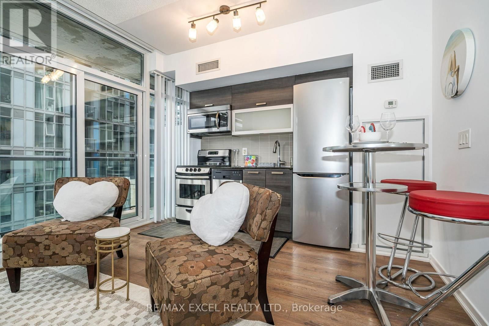 #821W - 36 LISGAR STREET Image 9