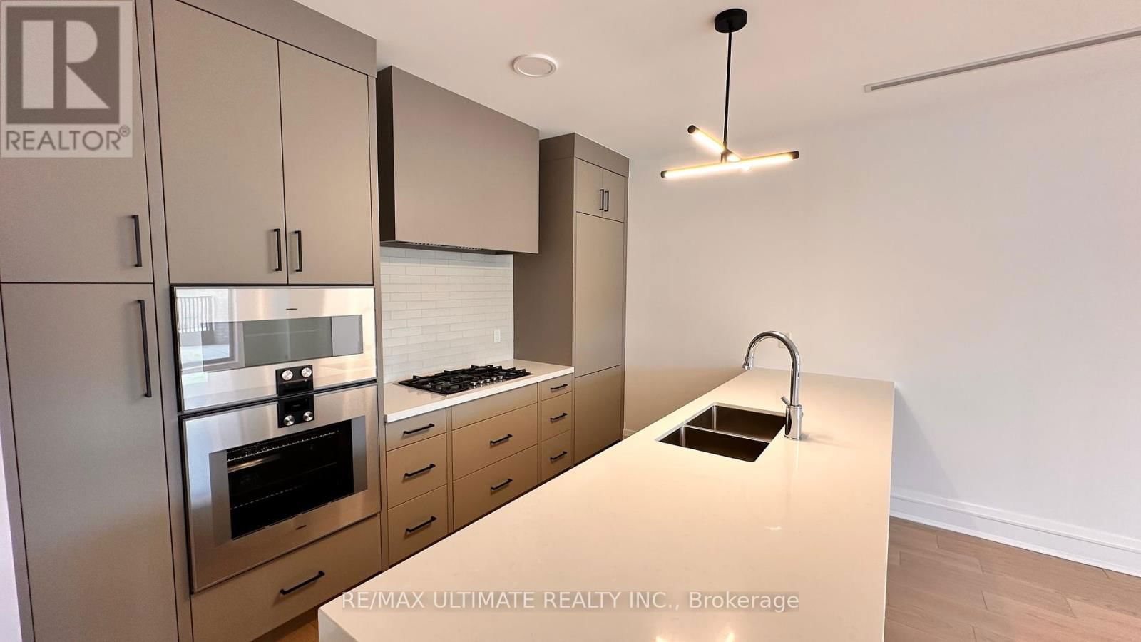 2A - 2010 BATHURST STREET Image 11
