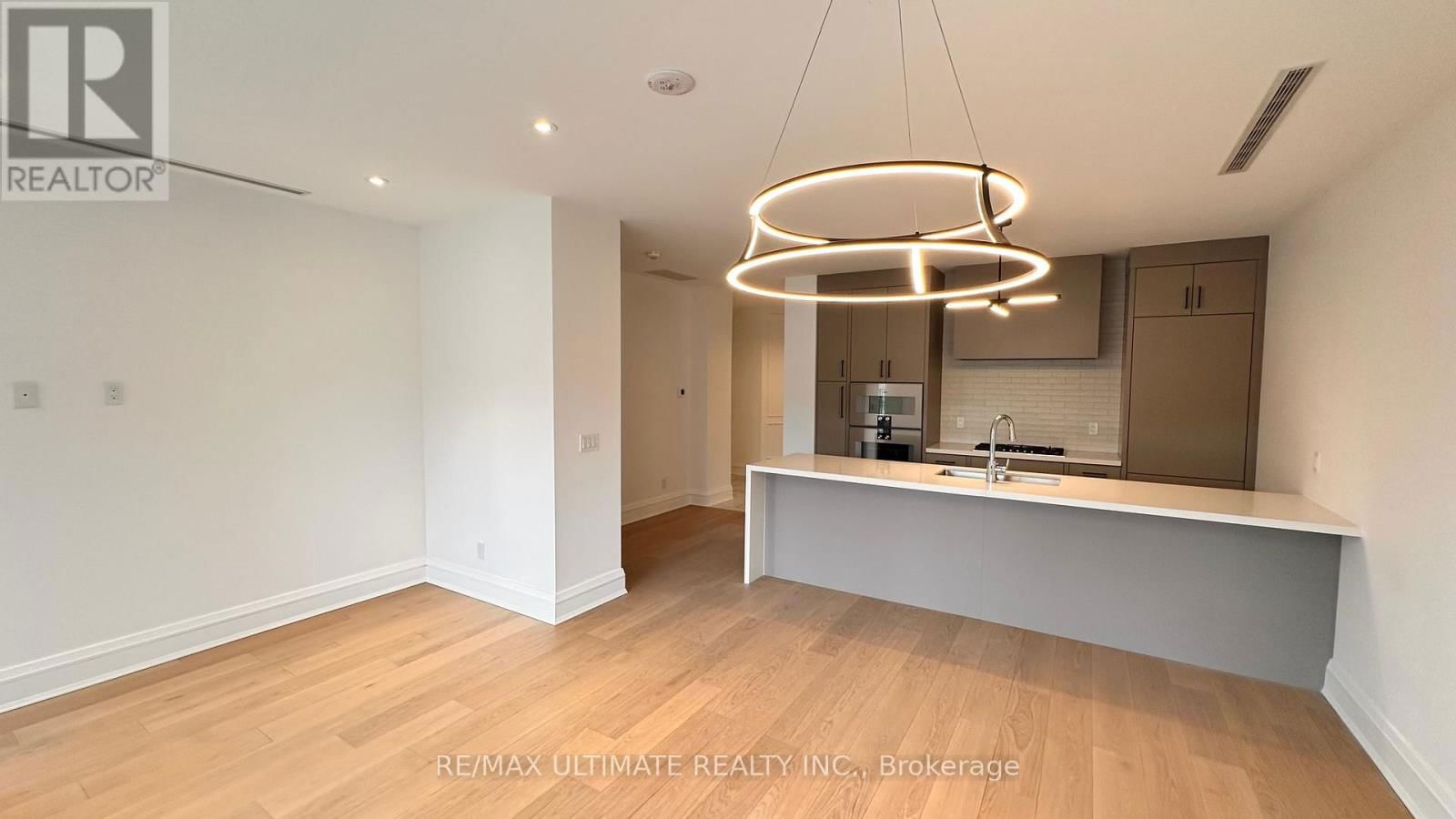 2A - 2010 BATHURST STREET Image 13