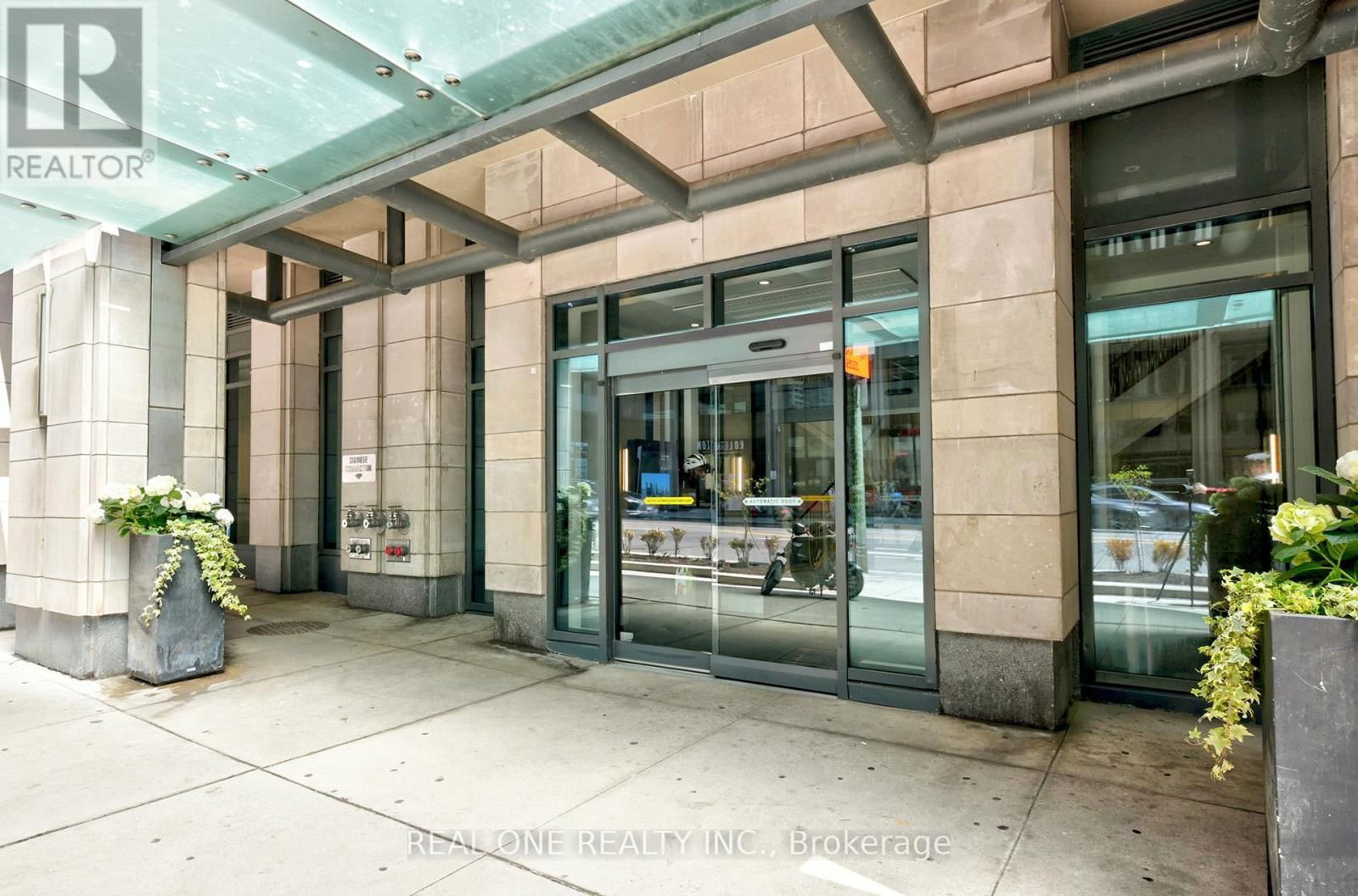 3108 - 955 BAY STREET Image 2