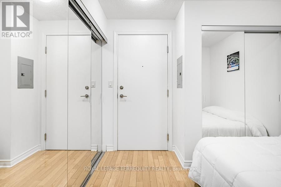 622 - 270 WELLINGTON STREET WEST Image 3