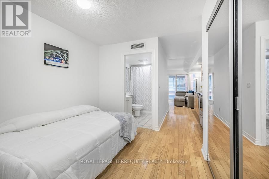 622 - 270 WELLINGTON STREET WEST Image 4