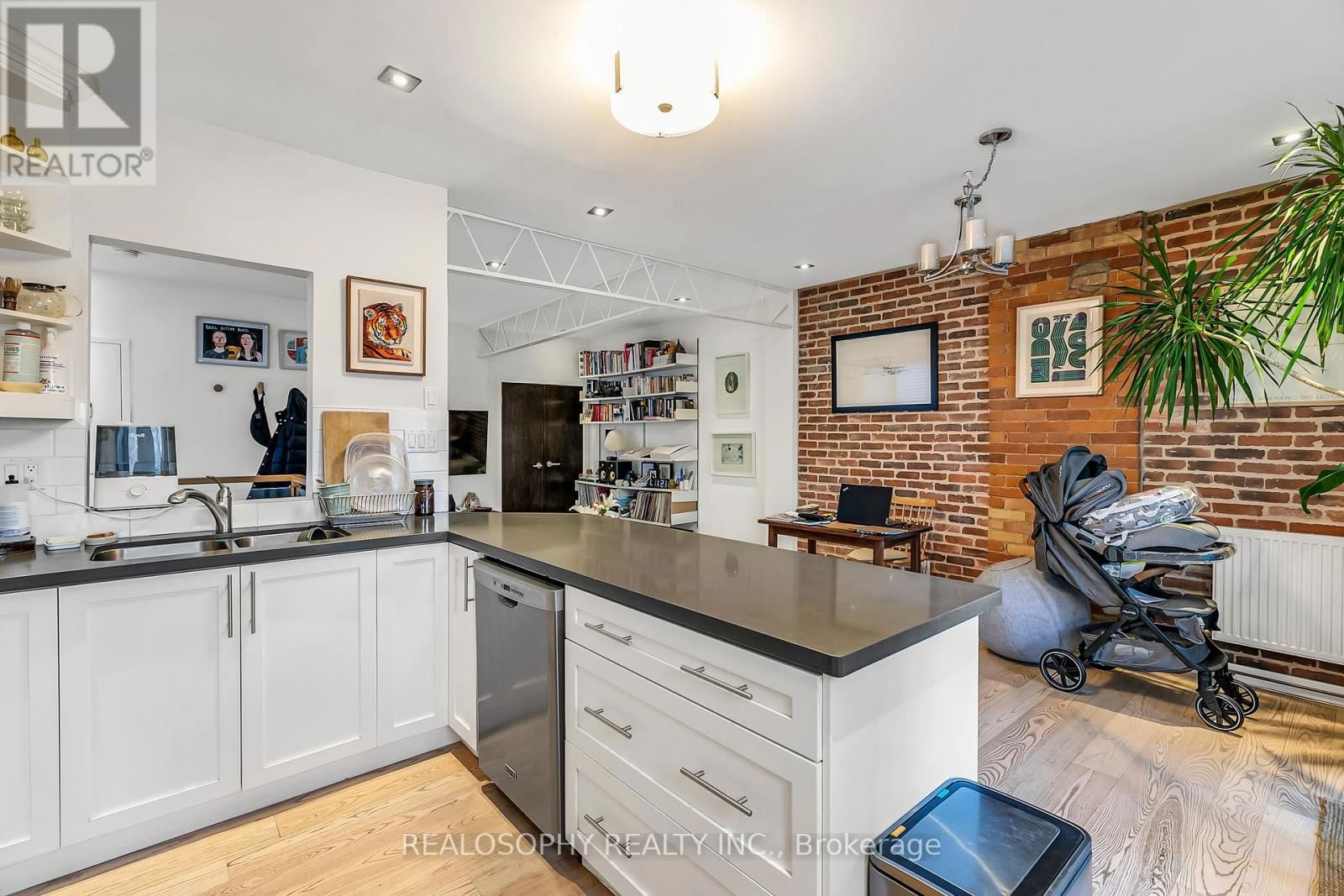 626 HURON STREET Image 12