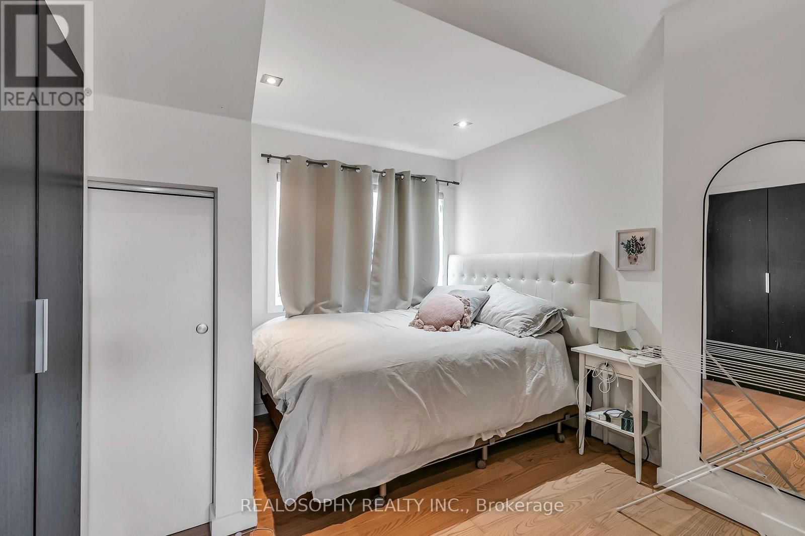 626 HURON STREET Image 24