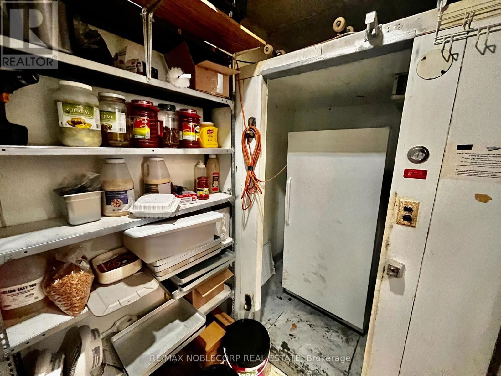 656 SPADINA AVENUE Image 10