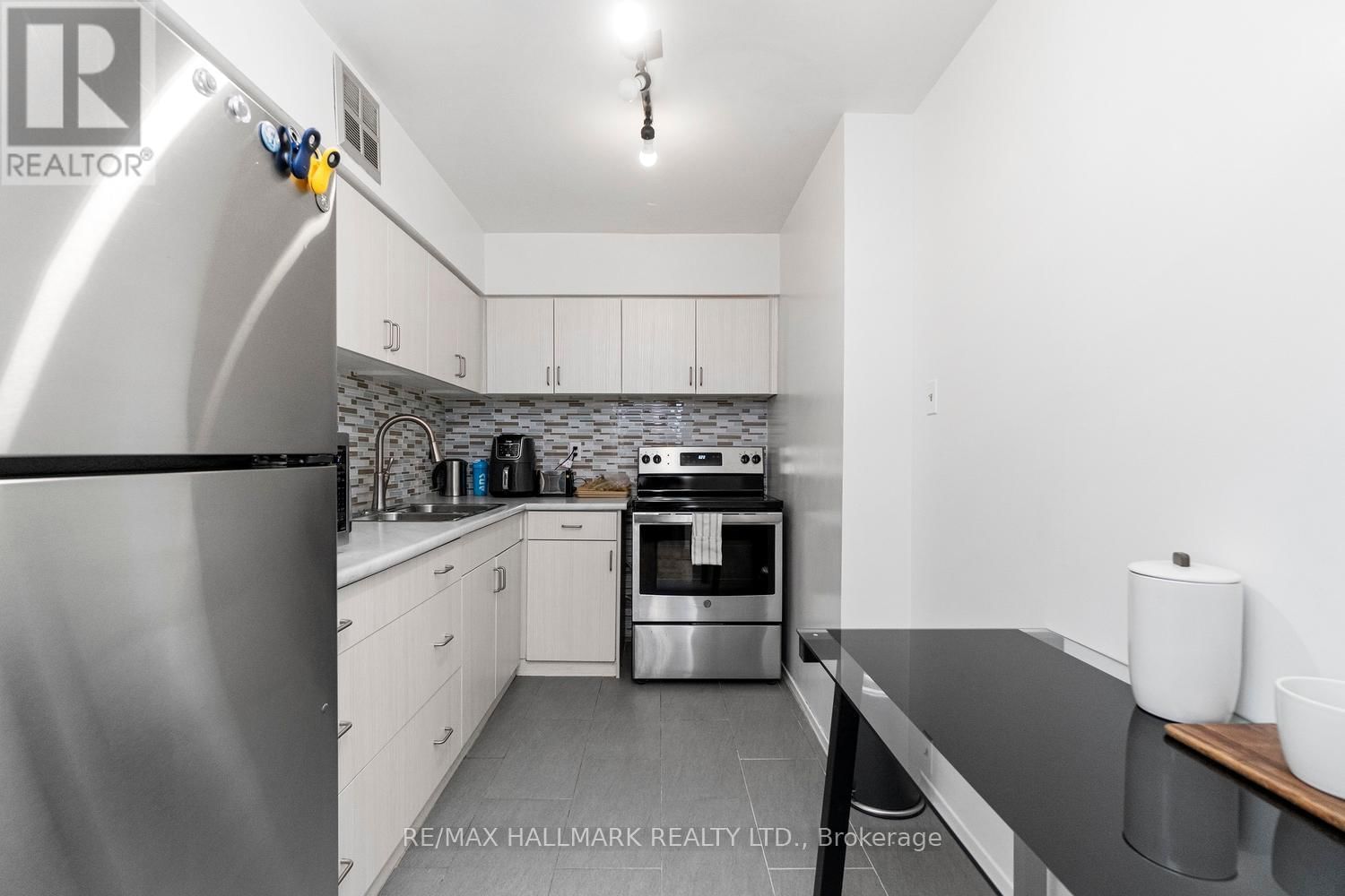 417 - 89 MCCAUL STREET Image 13