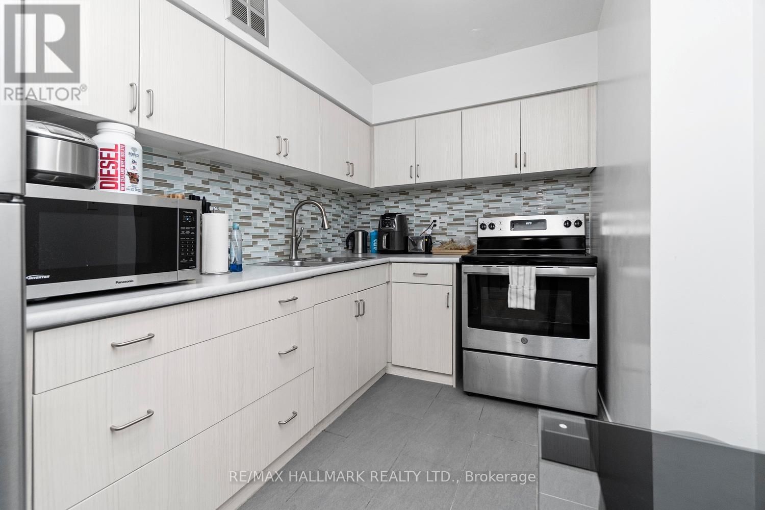 417 - 89 MCCAUL STREET Image 4