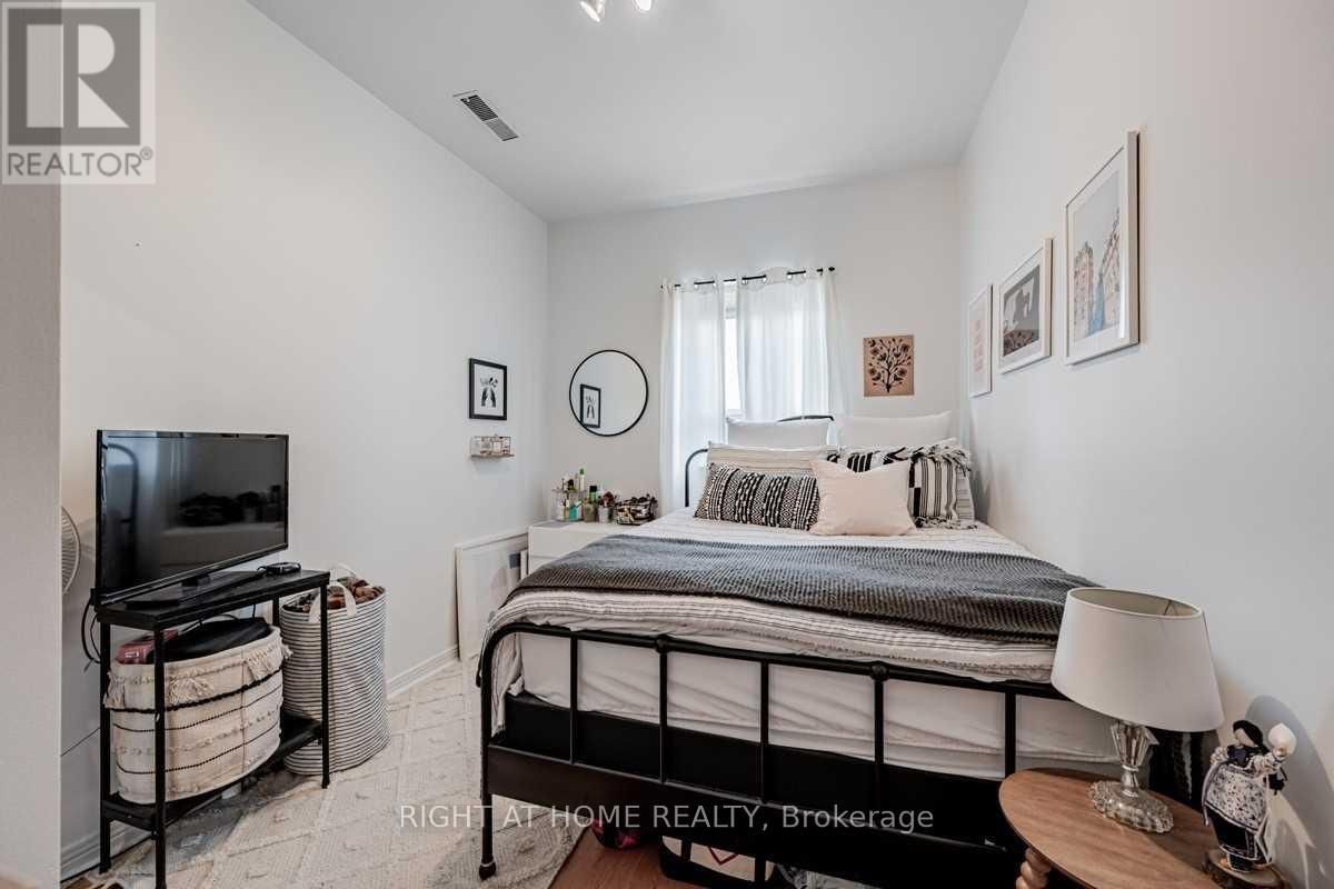 2 - 1069 COLLEGE STREET Image 7