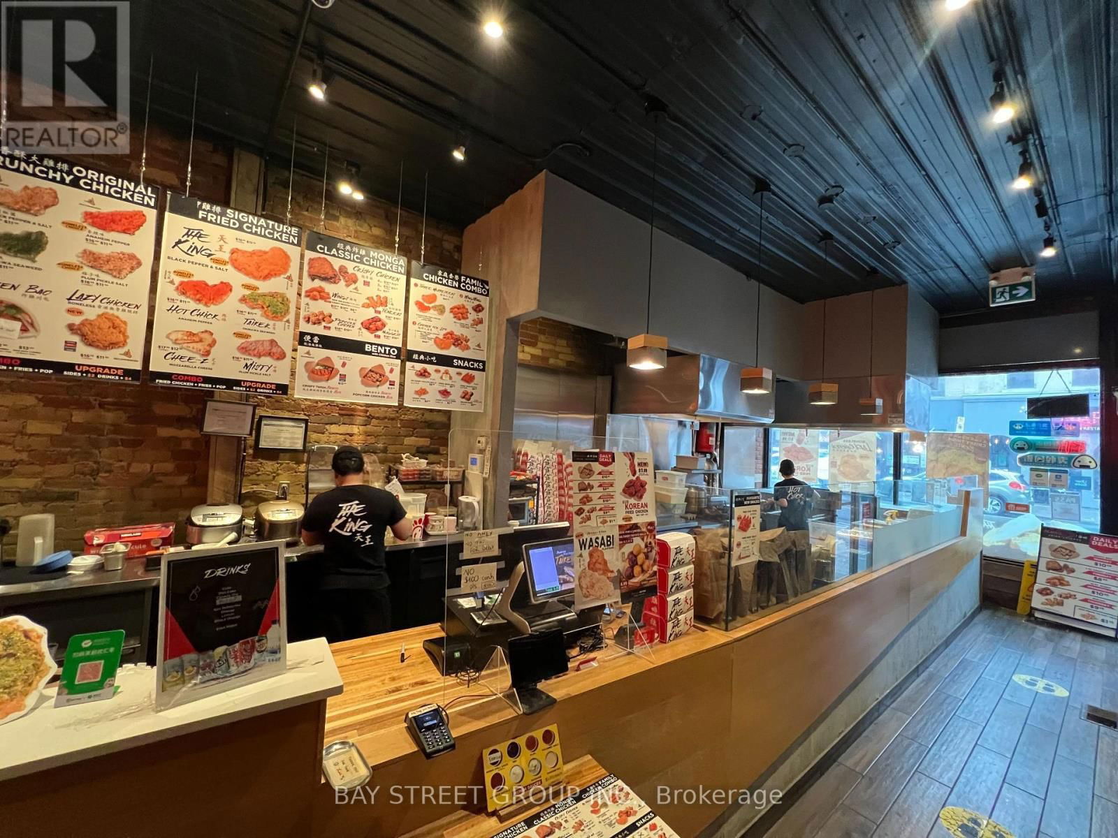 692 YONGE STREET Image 3