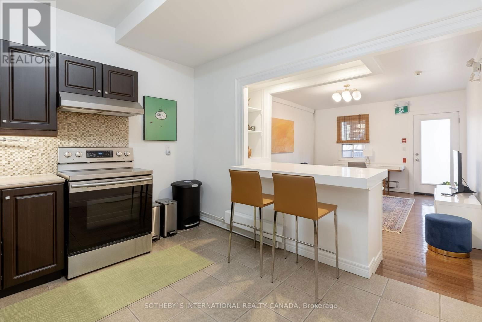 872 COLLEGE STREET Image 16