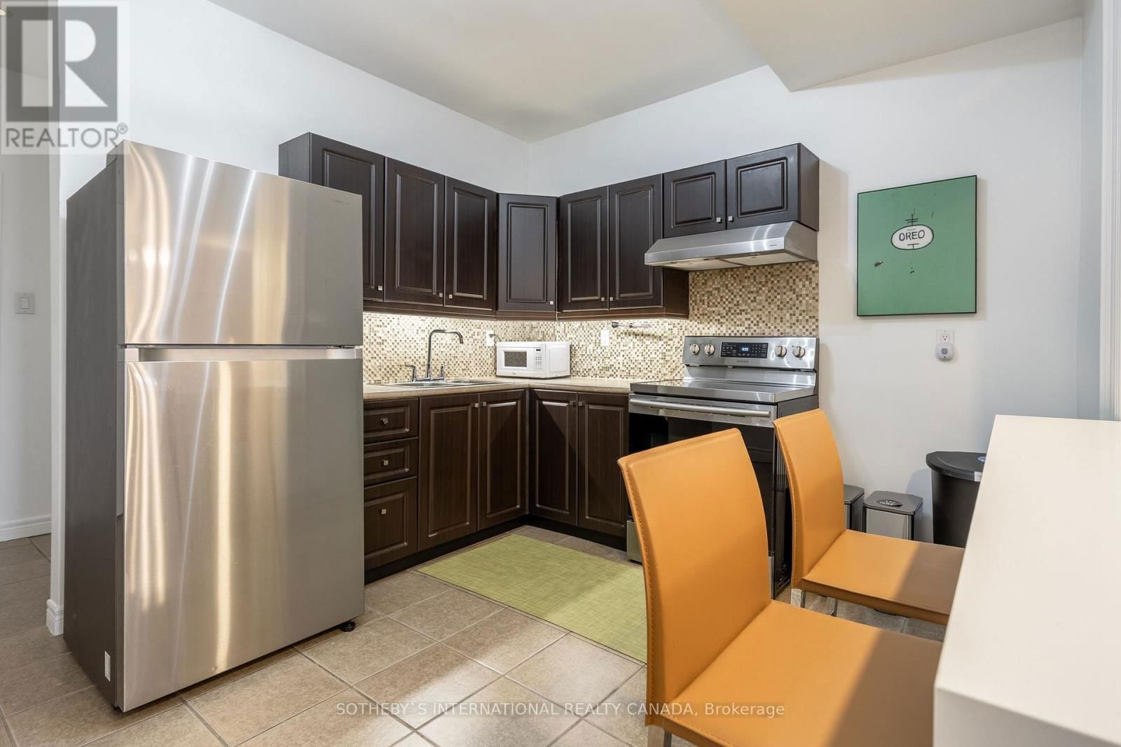 872 COLLEGE STREET Image 17