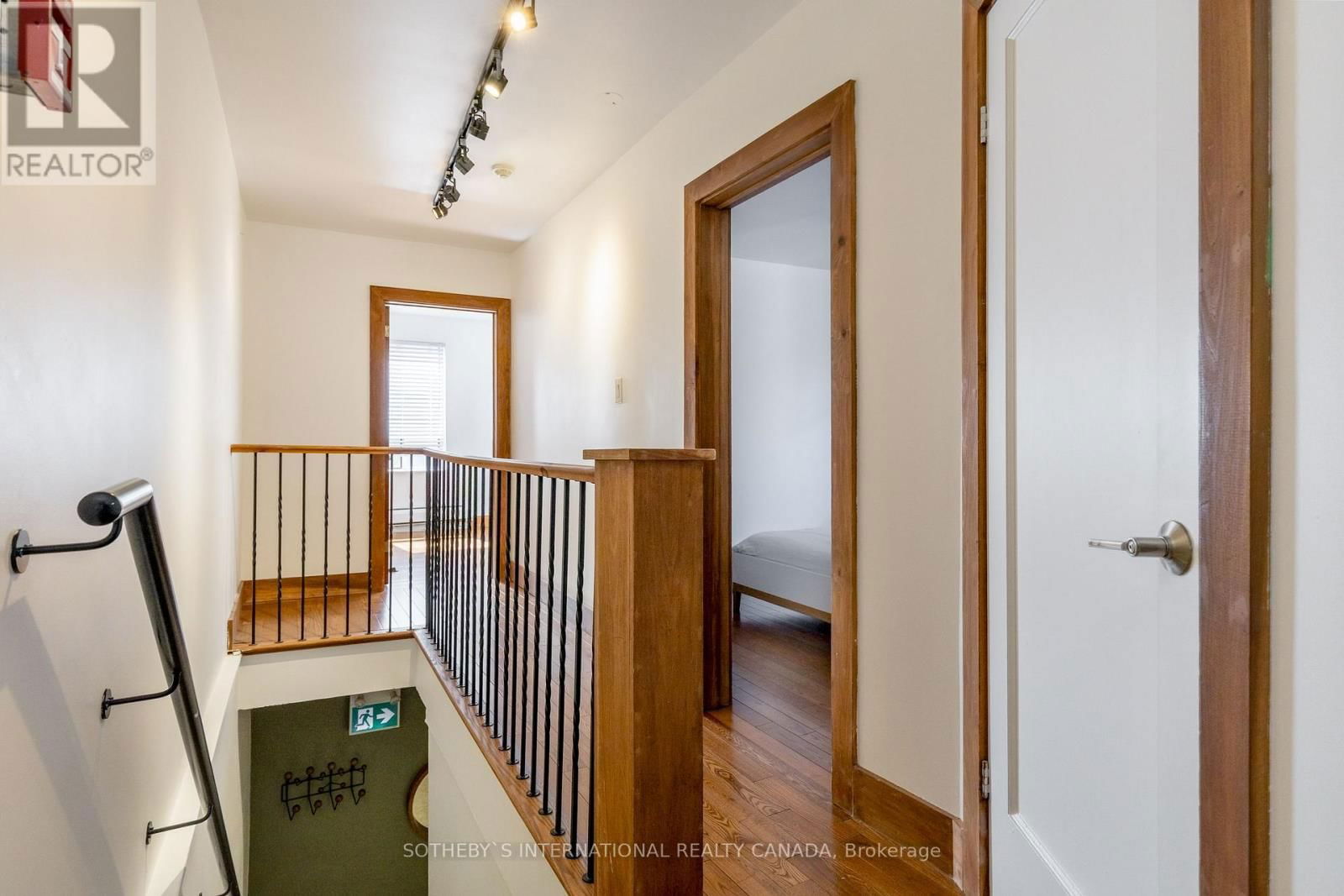 872 COLLEGE STREET Image 35