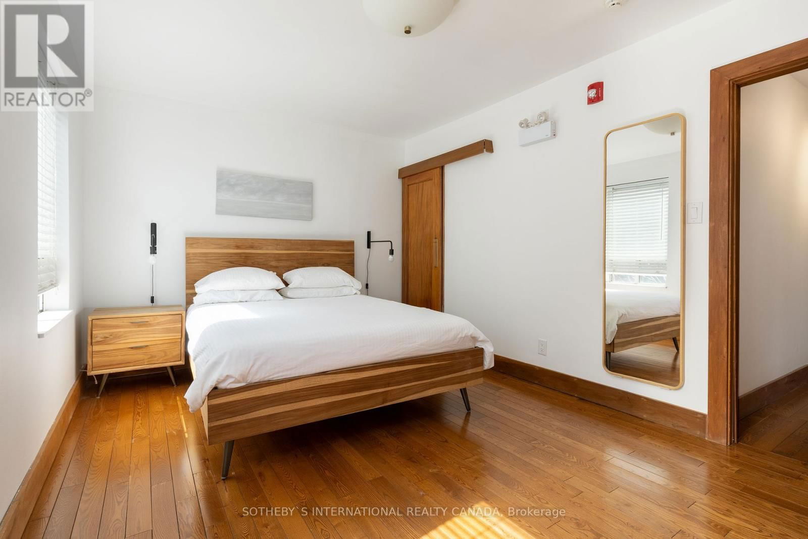 872 COLLEGE STREET Image 37