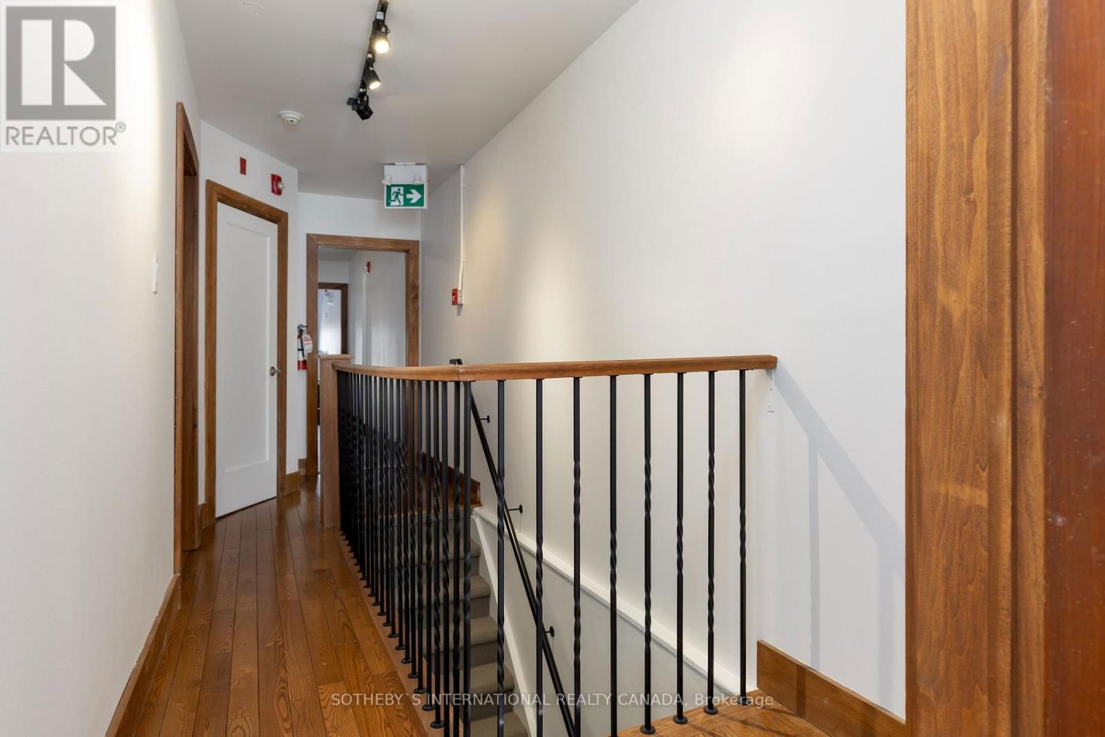 872 COLLEGE STREET Image 39