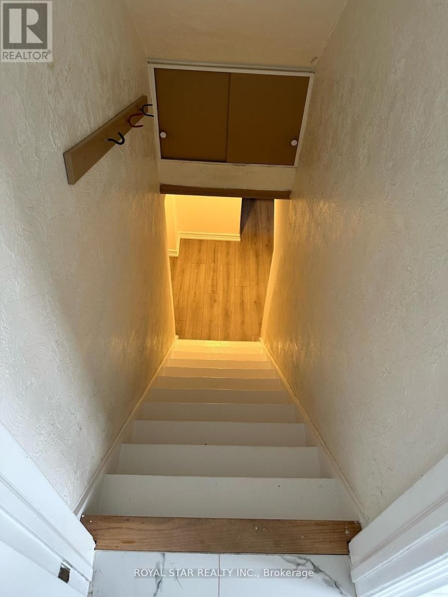 9 ROYCREST AVENUE Image 26