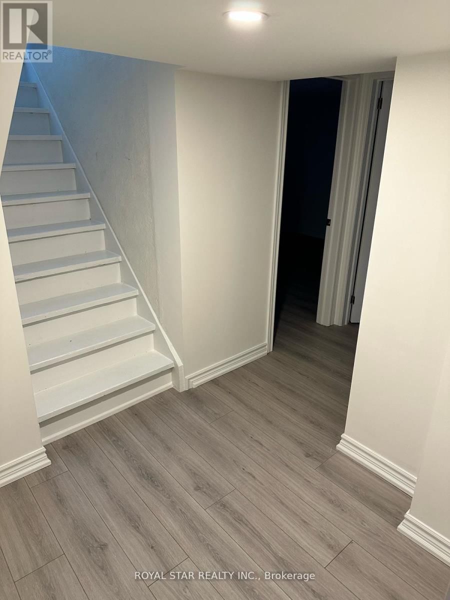 9 ROYCREST AVENUE Image 27