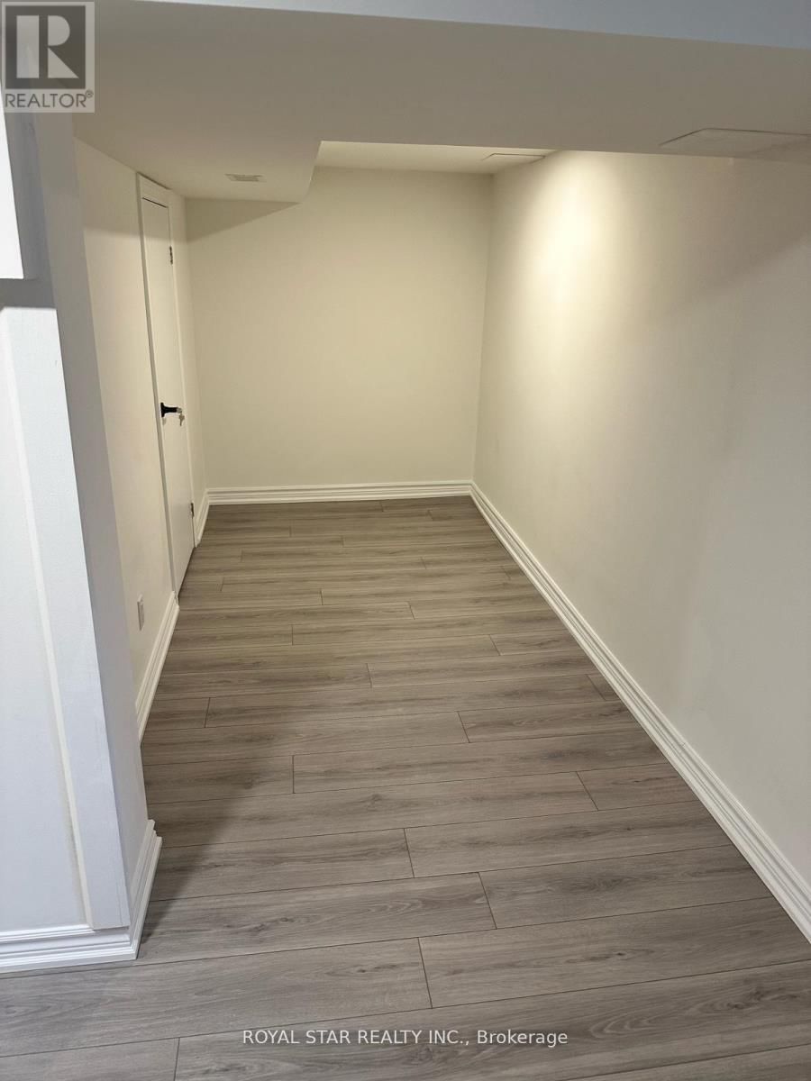 9 ROYCREST AVENUE Image 30