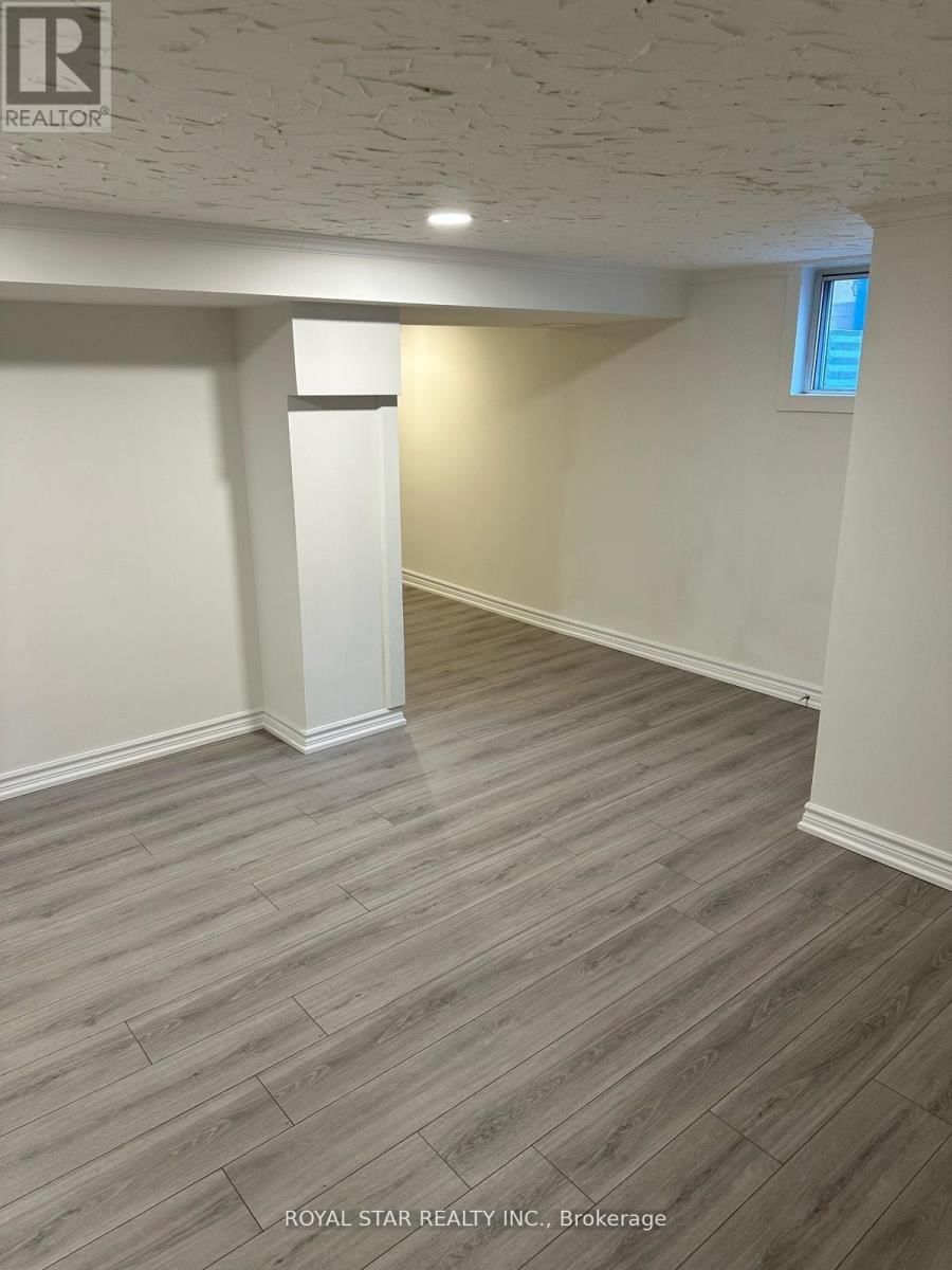 9 ROYCREST AVENUE Image 31