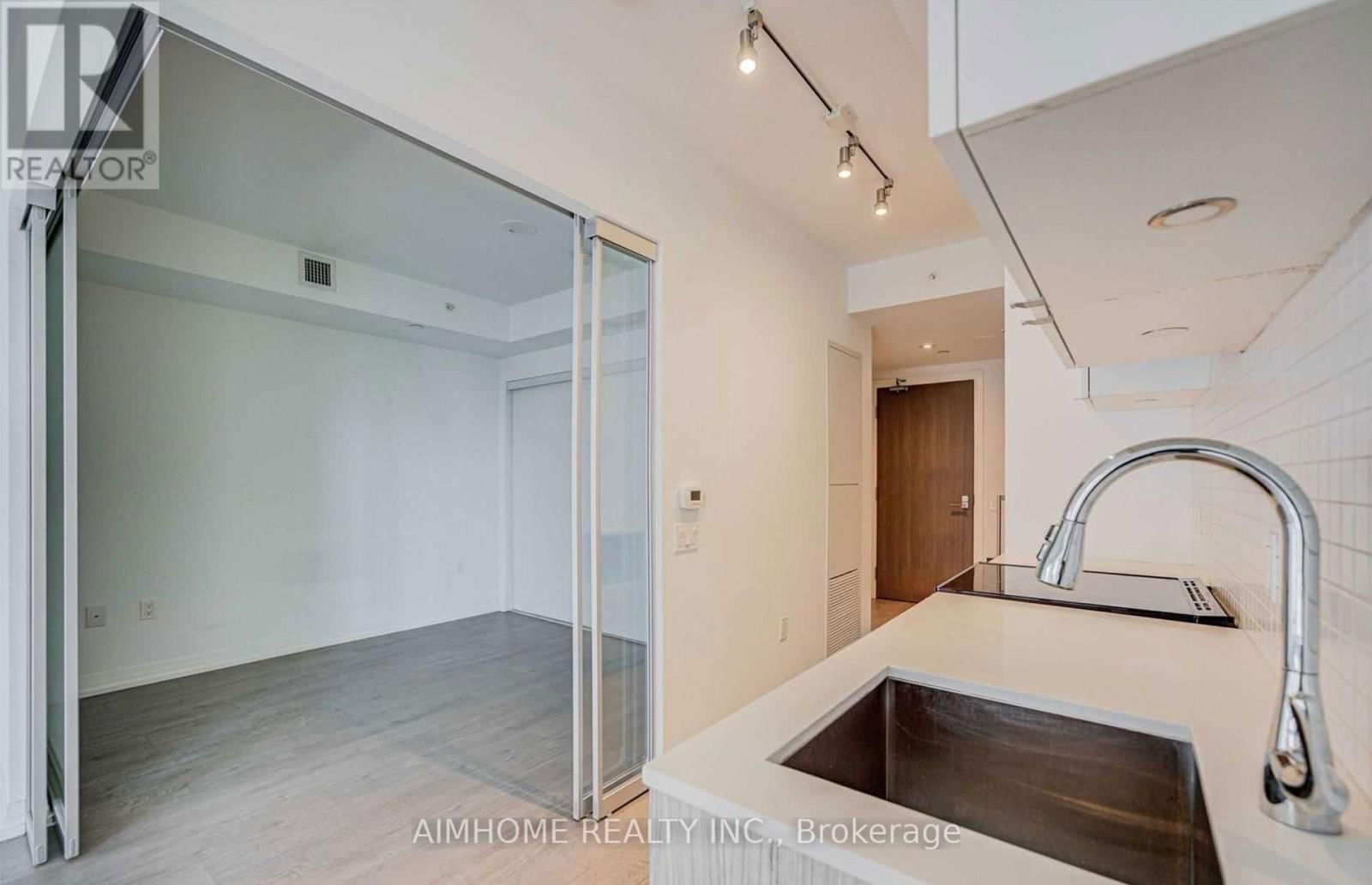 823 - 251 JARVIS STREET Image 11
