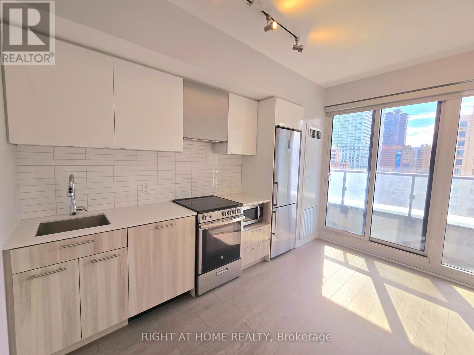 931 - 251 JARVIS STREET Image 2