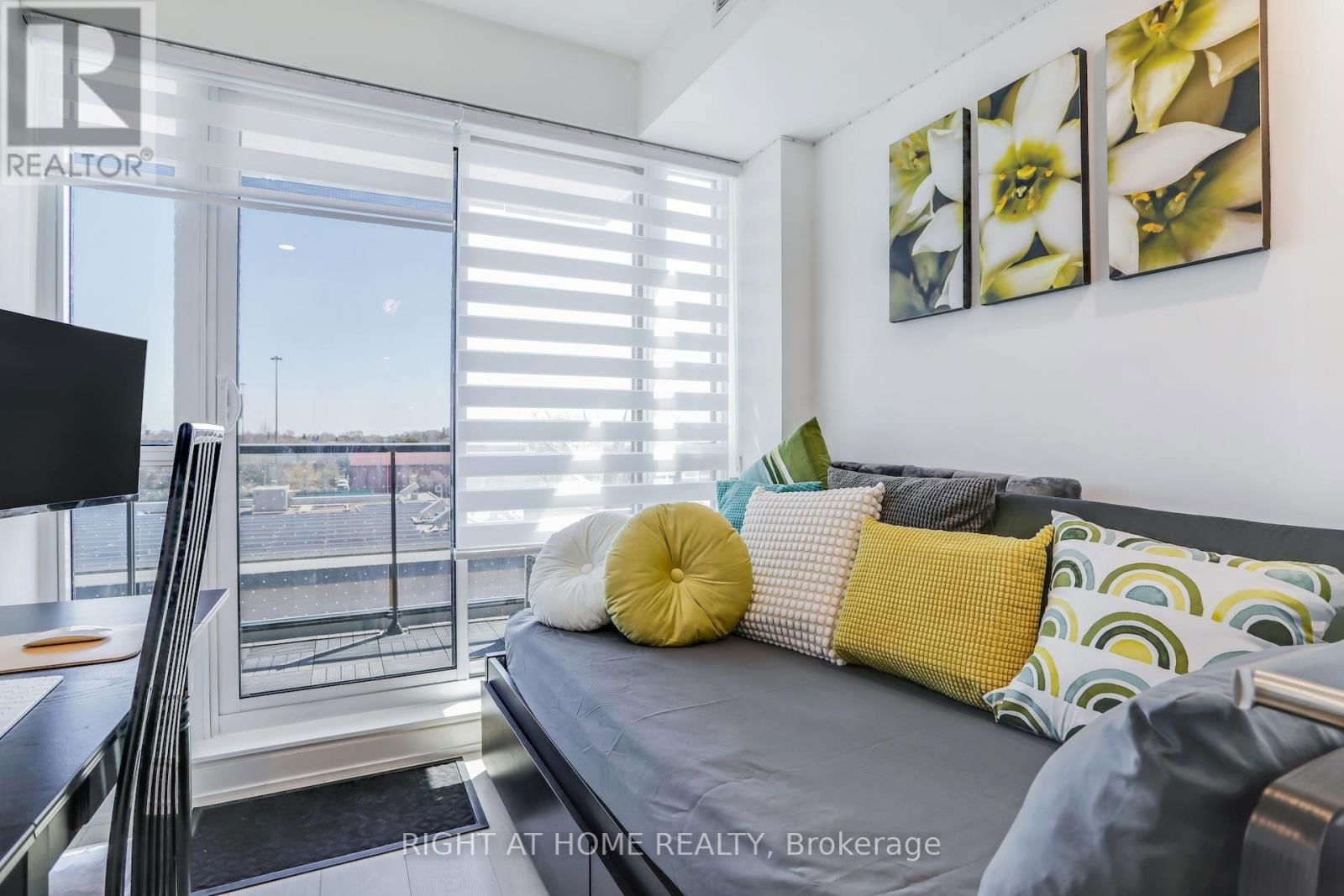 402 - 31 TIPPETT ROAD Image 13