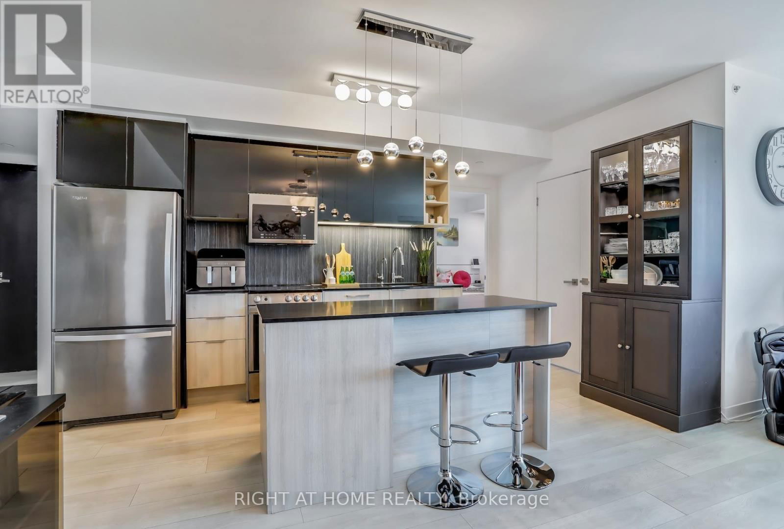 402 - 31 TIPPETT ROAD Image 3