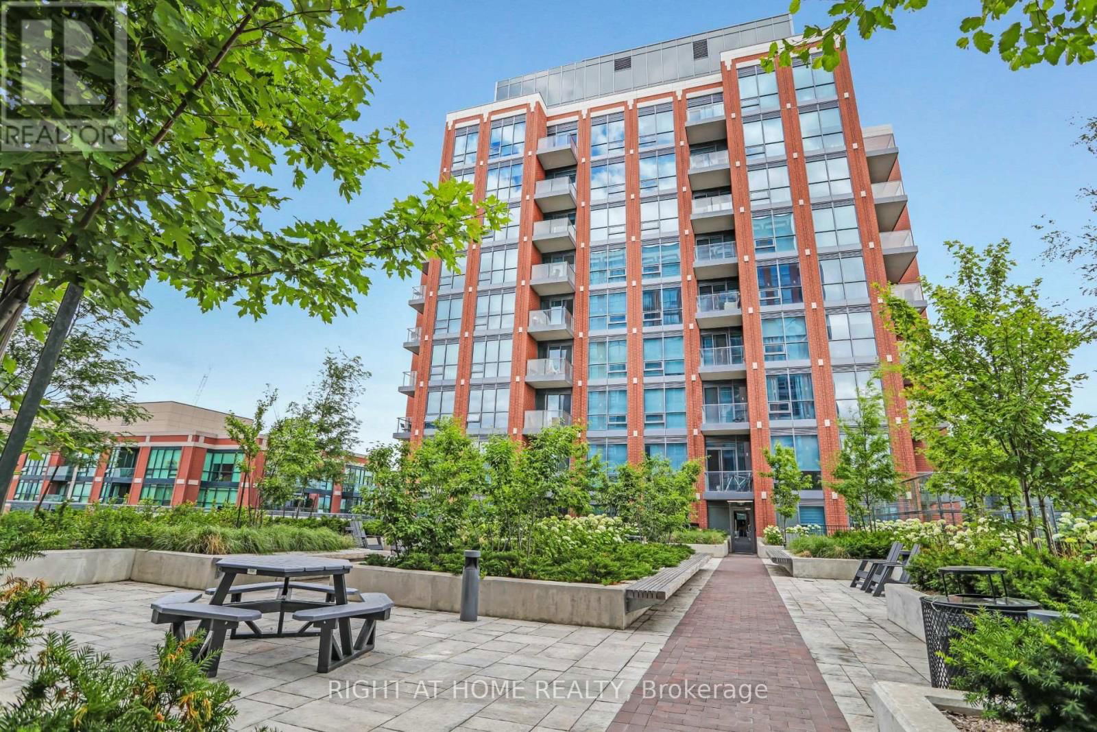 402 - 31 TIPPETT ROAD Image 33