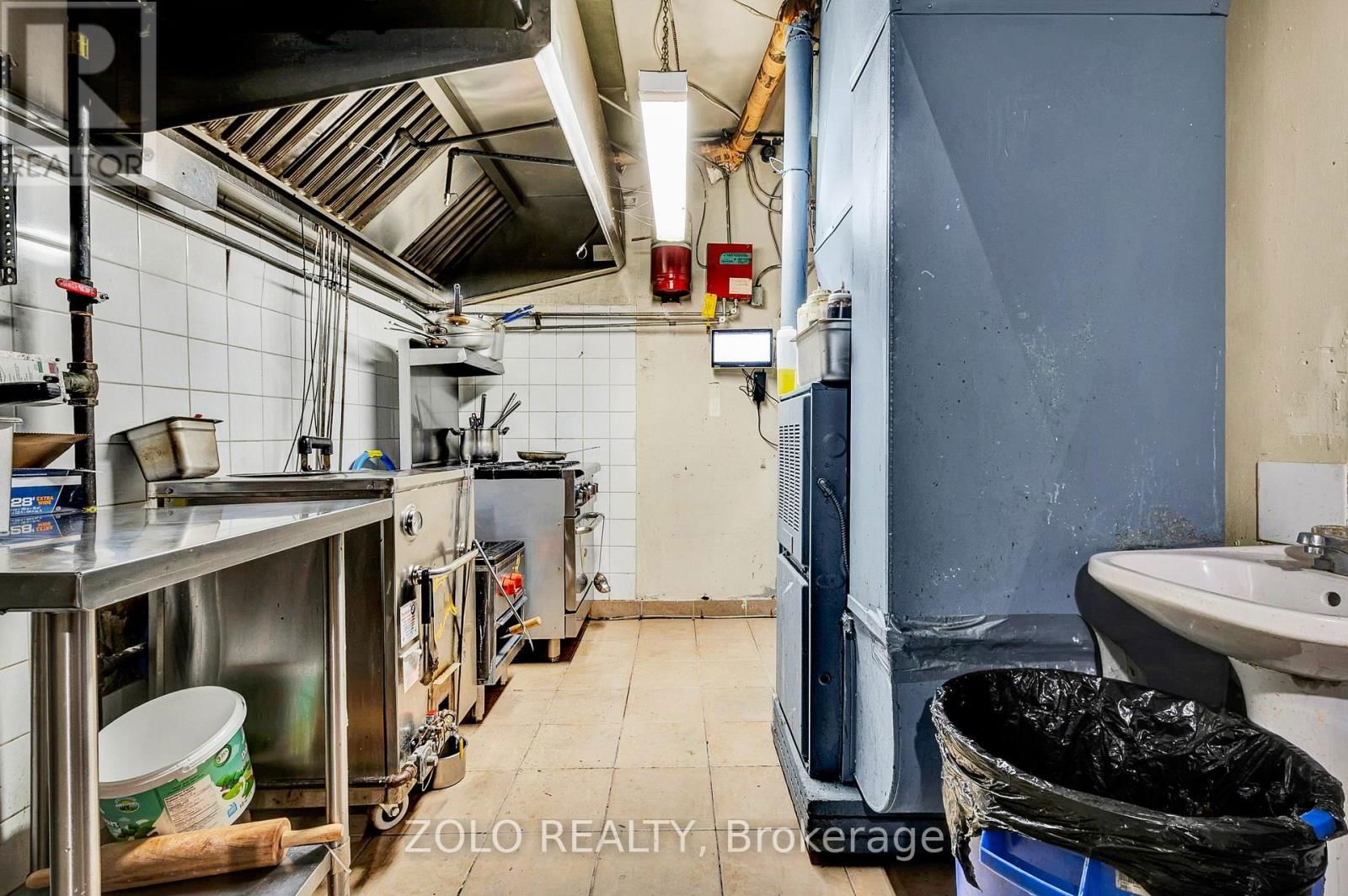 695 COLLEGE STREET Image 15