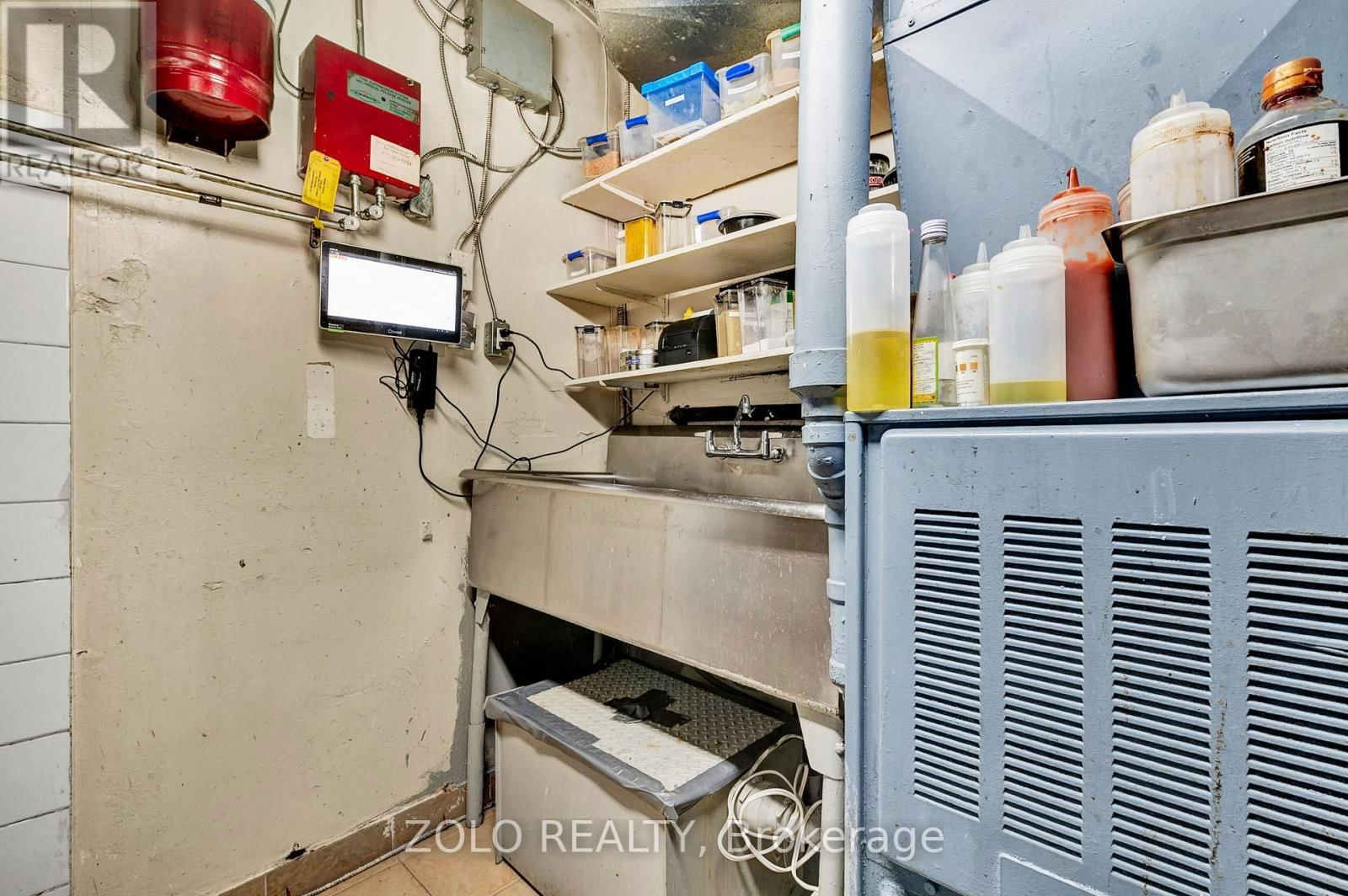 695 COLLEGE STREET Image 17
