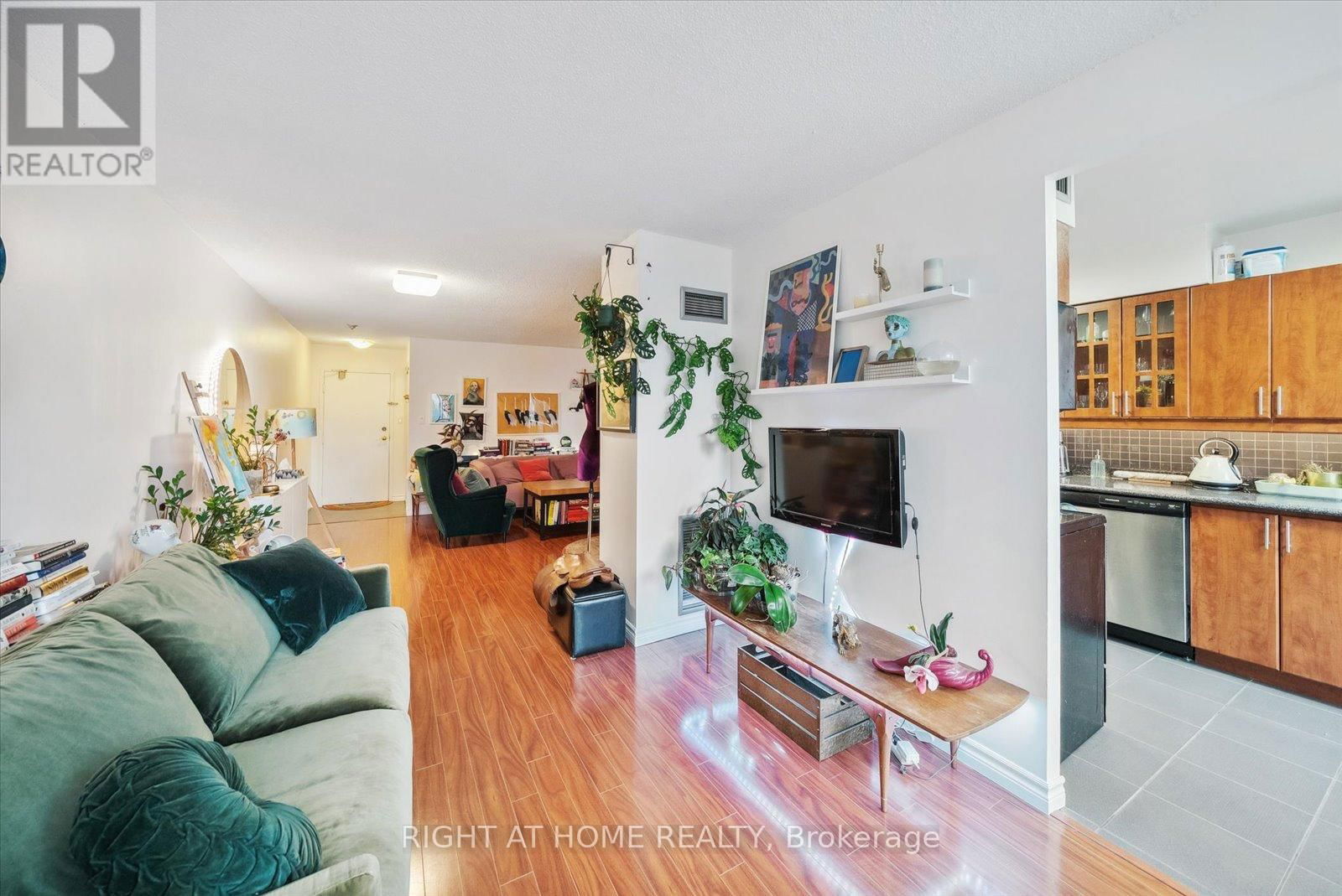 1407 - 633 BAY STREET Image 10