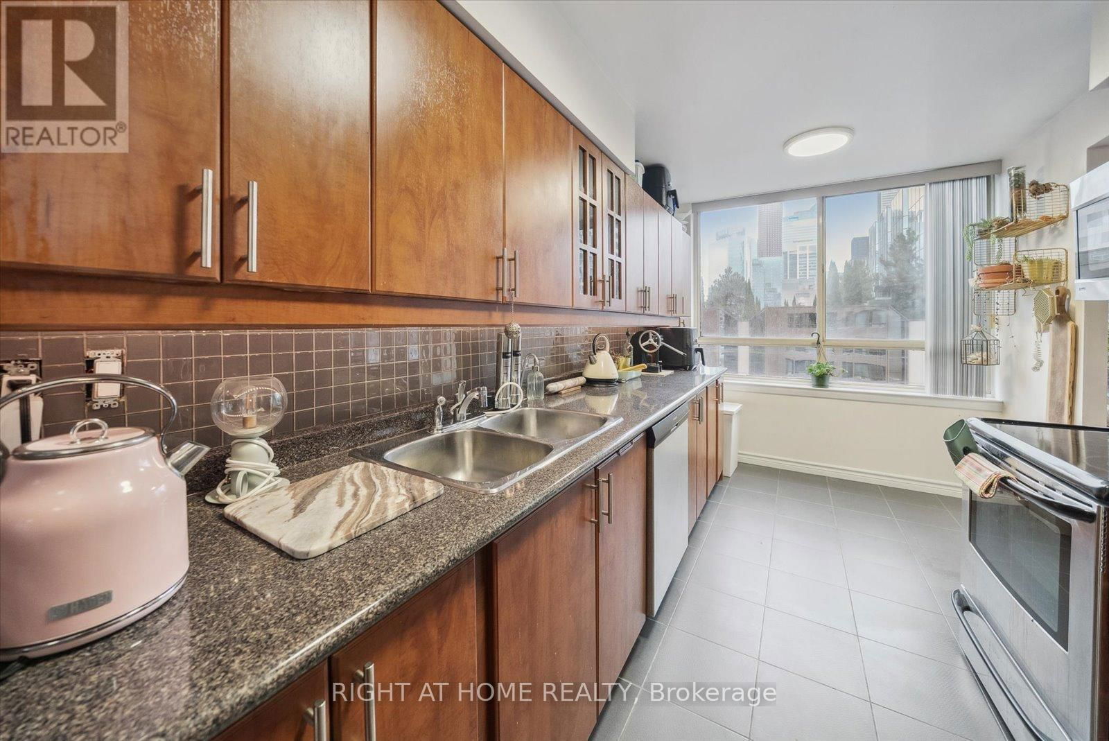 1407 - 633 BAY STREET Image 13