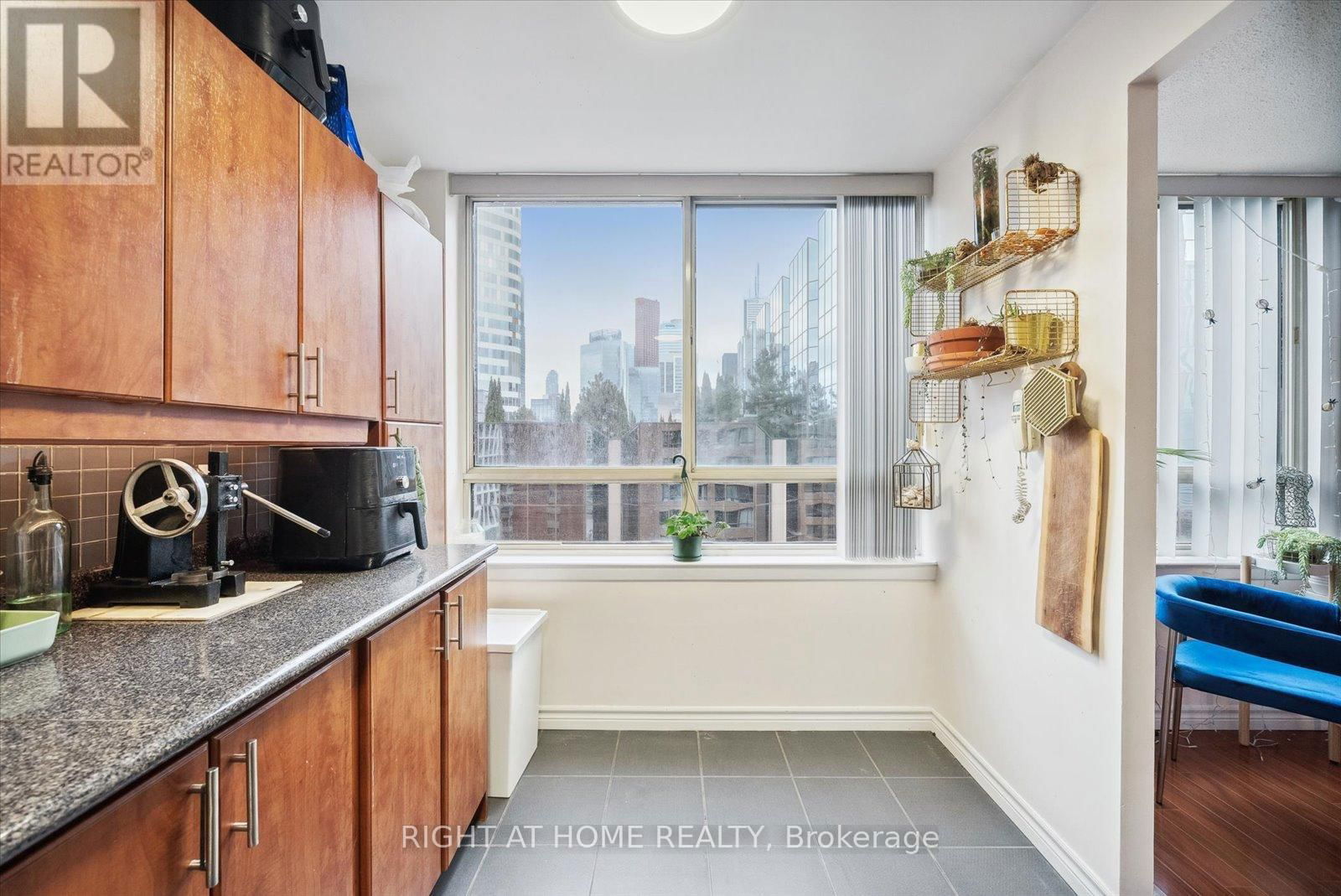 1407 - 633 BAY STREET Image 14